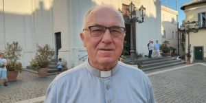 Entrevista con el padre Tadeusz, el párroco del Papa en Castel Gandolfo