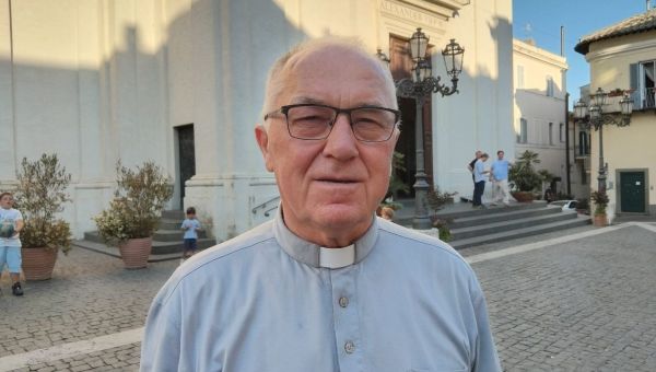 Corner Item Image - Entrevista con el padre Tadeusz, el párroco del Papa en Castel Gandolfo