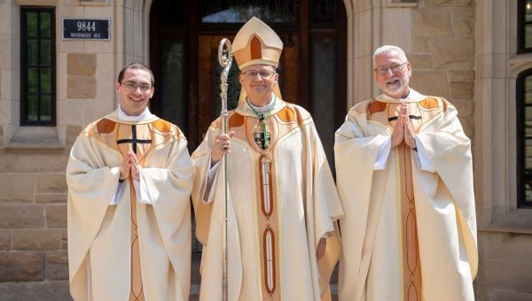 Corner Item Image - Sacerdote después de la viudez. Una historia que rompe moldes