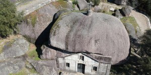 Iglesia de Portugal construida en una formación rocosa