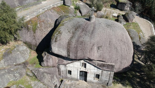 Corner Item Image - Iglesia de Portugal construida en una formación rocosa