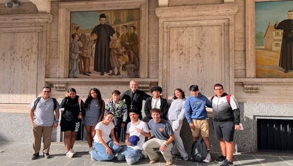Corner Item Image - Sus familias no podían pagarles el viaje a Roma… ¡así llegaron!