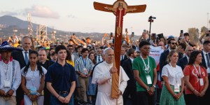 En Tor Vergata, los jóvenes católicos se vuelven hacia Dios detrás de su Papa
