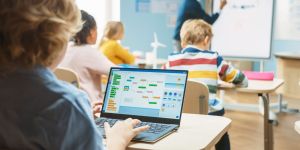 Los colegios de Madrid limitan el uso de tecnología a medio millón de alumnos