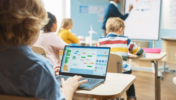 Corner Item Image - Los colegios de Madrid limitan el uso de tecnología a medio millón de alumnos