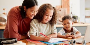 Educar no es imponer: es encender lámparas