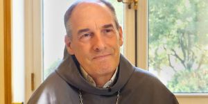 Este cardenal tiene un plan contra la “cacofonía de malas noticias”