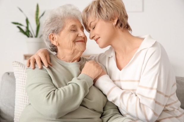 Accompagner un parent âgé : les conseils d'un psy
