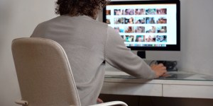 Reino Unido lanza una estrategia legal para proteger a los jóvenes de la pornografía