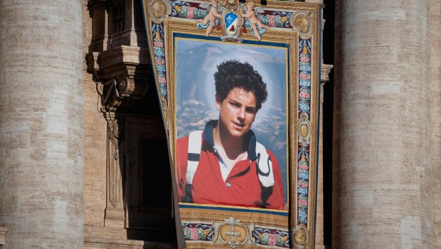 tapestry-portrait-blessed-carlo-acutis-blessed-pier-giorgio-frassati-canonization-st.-peter's-basilica-vatican
