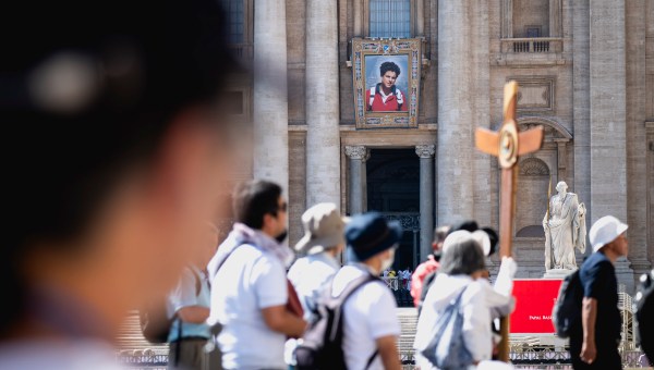 tapestry-portrait-blessed-carlo-acutis-blessed-pier-giorgio-frassati-canonization-st.-peters-basilica-vatican