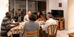 Acogen migrantes y refugiados en sus casas 4 meses 