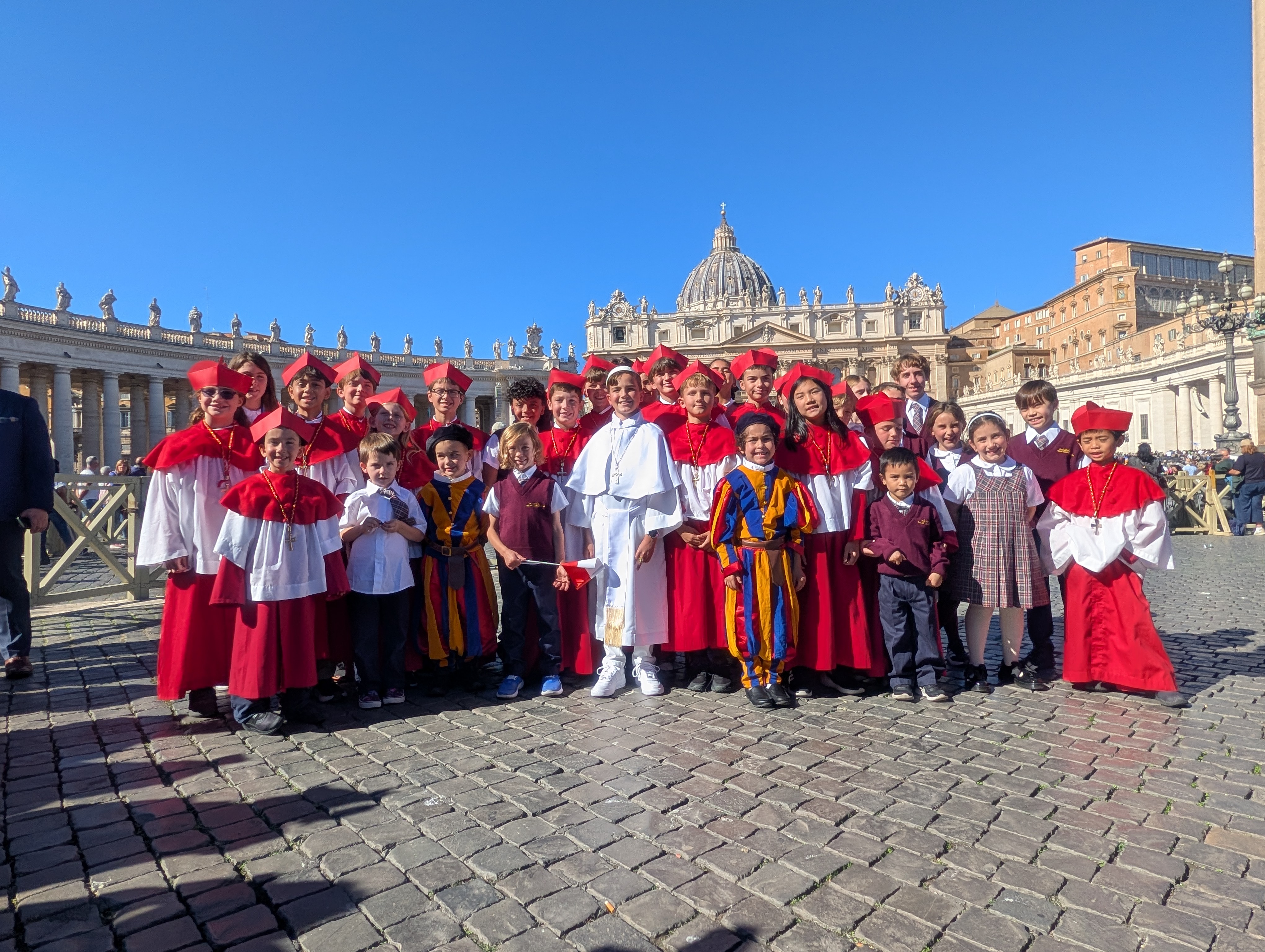 {"rendered":"Mira a estos ni\u00f1os disfrazados de cardenales en el Vaticano:"}