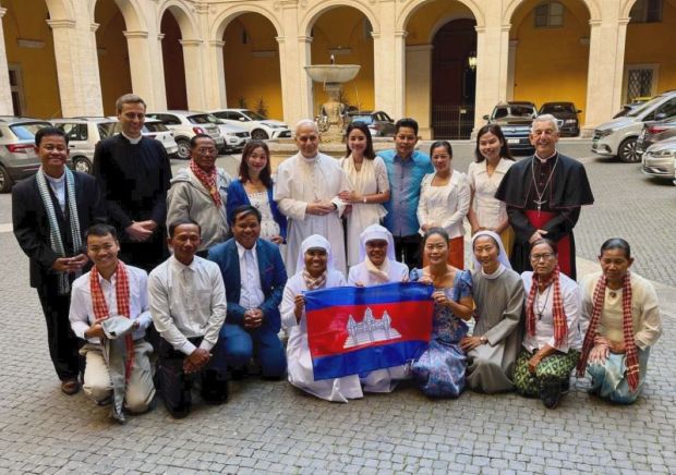 papa león con peregrinos de camboya