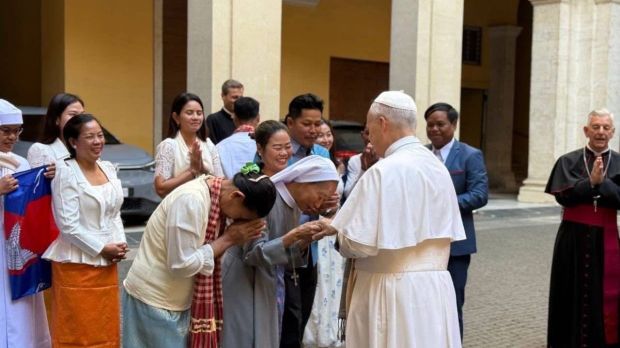 papa león con peregrinos de camboya