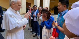 Conmovedora sorpresa del Papa a peregrinos y sobrevivientes de Camboya en Vaticano
