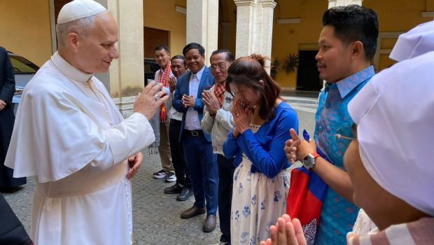 papa león con peregrinos de camboya