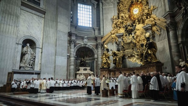cardinal-raymond-burke-celebratessolemn-pontifical-traditional-latin-mass