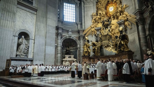 cardinal-raymond-burke-celebratessolemn-pontifical-traditional-latin-mass