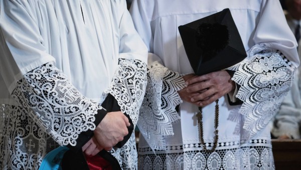 cardinal-raymond-burke-celebratessolemn-pontifical-traditional-latin-mass