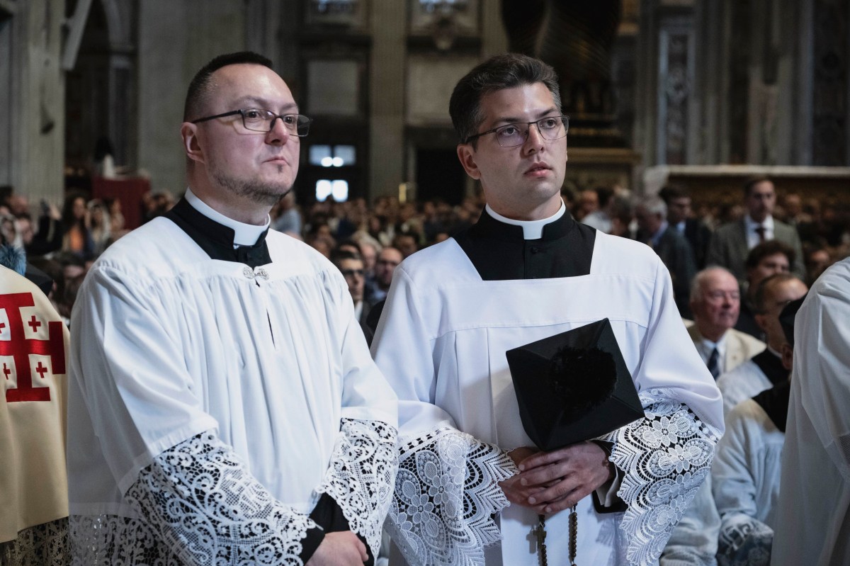 cardinal-raymond-burke-celebratessolemn-pontifical-traditional-latin-mass