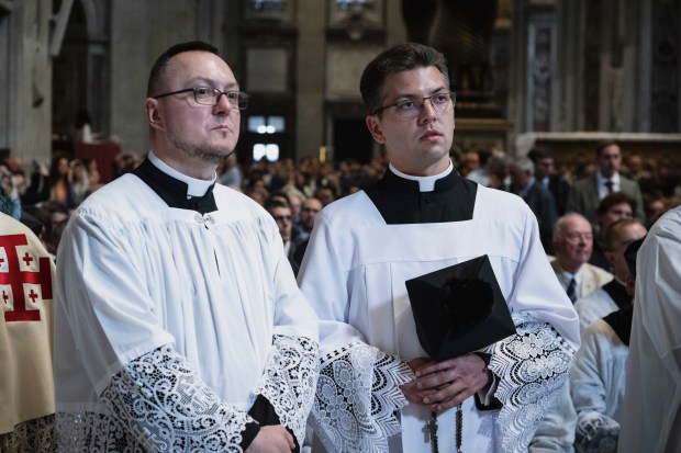 cardinal-raymond-burke-celebratessolemn-pontifical-traditional-latin-mass