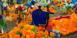 La costumbre prehispánica de llevar flores a los muertos