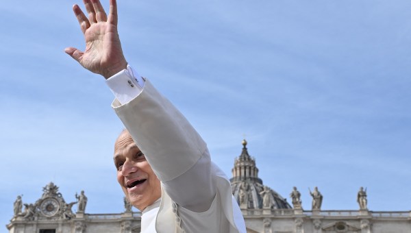Corner Item Image - ¿De quién se rodeaba el Papa León XIV?