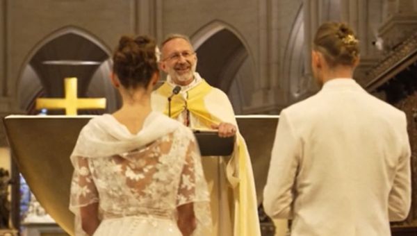 Corner Item Image - La mejor excepción para una boda en Notre Dame