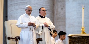 La vigilia por la paz, un momento arraigado en la tradición de los papas