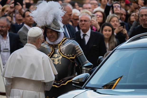 {"rendered":"Guardia Suiza: 27 j\u00f3venes prestaron juramento ante el Papa"}