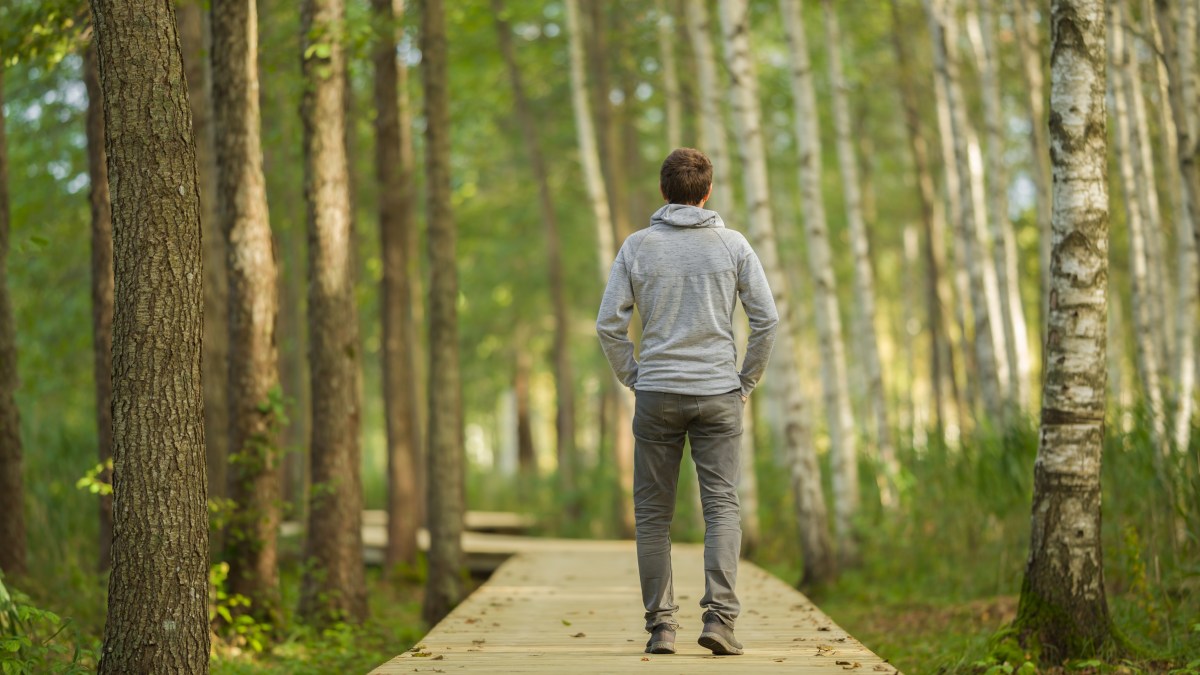 homme qui marche