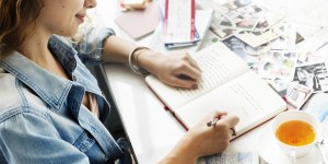 La pluma gana al teclado: la escritura protege al cerebro