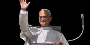 En el Ángelus, el Papa León XIV insta a construir una “era de paz”