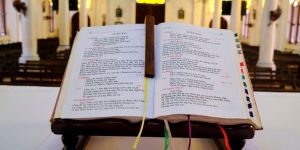 ¿Un sacerdote puede cambiar las palabras de la consagración?