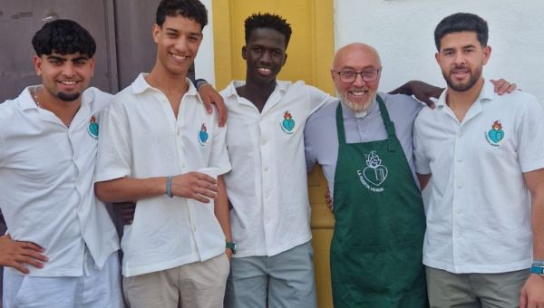 sacerdote Miuel con jóvenes