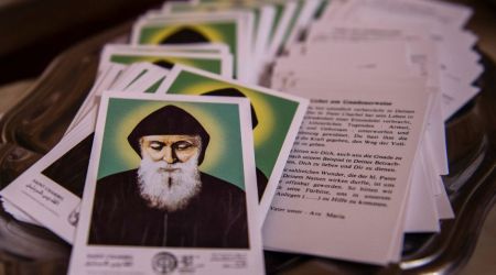 ¿Por qué se representa a San Charbel con los ojos cerrados?