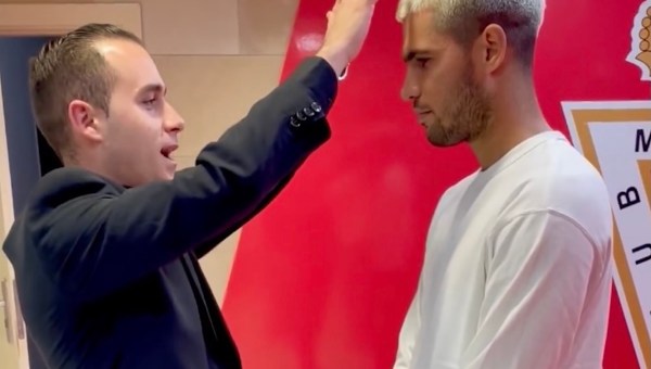 Corner Item Image - Un momento sagrado entre el sacerdote más joven de España y Alcaraz