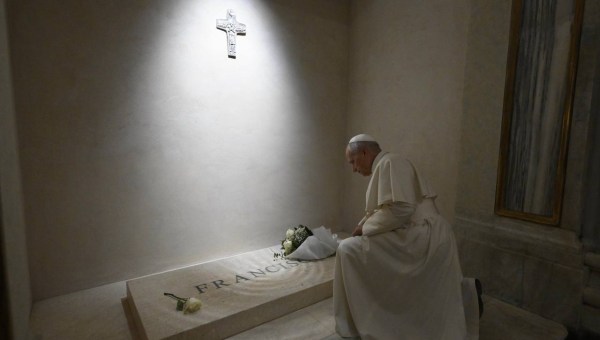 Corner Item Image - León XIV ora por el alma del Papa Francisco