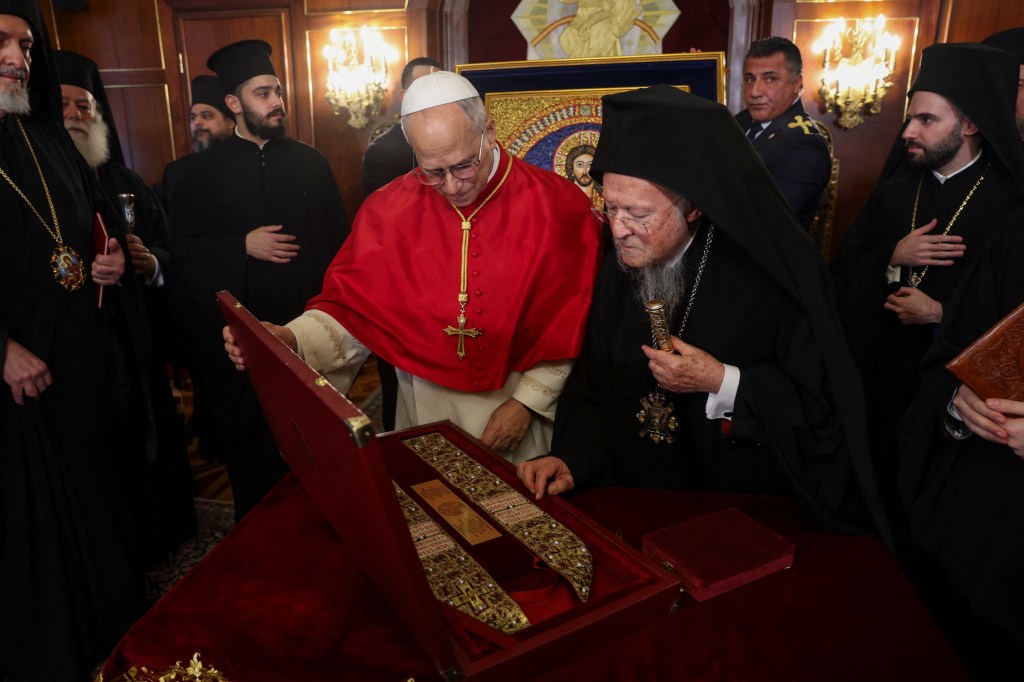 pope-leo-xiv-ecumenical-patriarch-bartholomew-i-liturgical-vestment