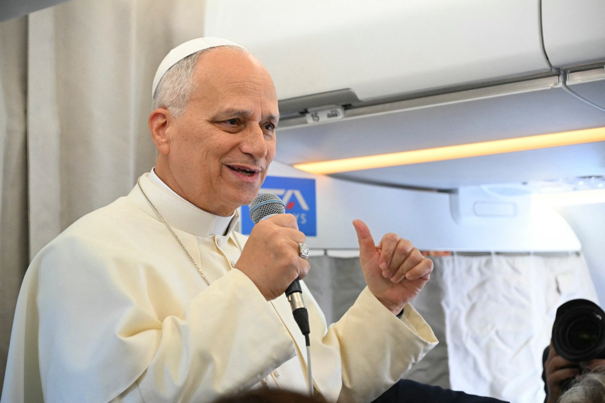 pope-leo-xiv-matteo-bruni-flight-beirut-lebanon