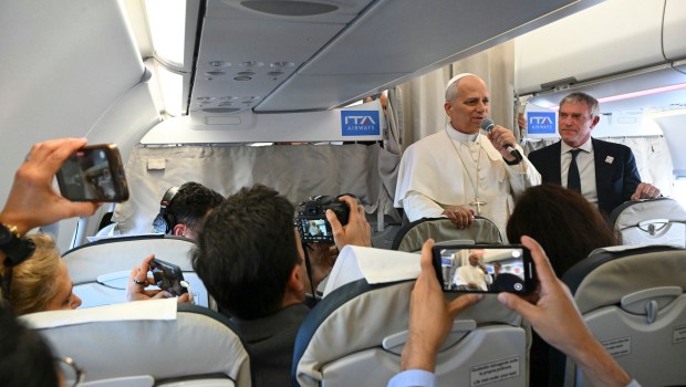 pope-leo-xiv-matteo-bruni-flight-beirut-lebanon