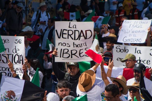 Ciudad de México - 15 de noviembre de 2025: Miles de personas protestan contra la presidenta Claudia Sheinbaum, Marcha Generación Z, justicia por el asesinato de Carlos Manzo