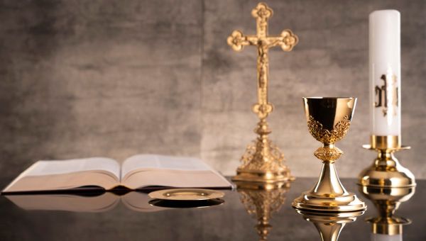 Abuso litúrgico, liturgia, Misa, Eucaristía, sacerdote, fieles laicos, denuncia, derecho canónico