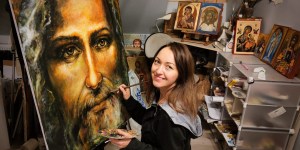 “Soy el lápiz de Dios”, dice Anna, pintora de la Divina Misericordia