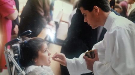 Su hermana le impulsó a ser sacerdote