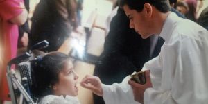 Su hermana le impulsó a ser sacerdote