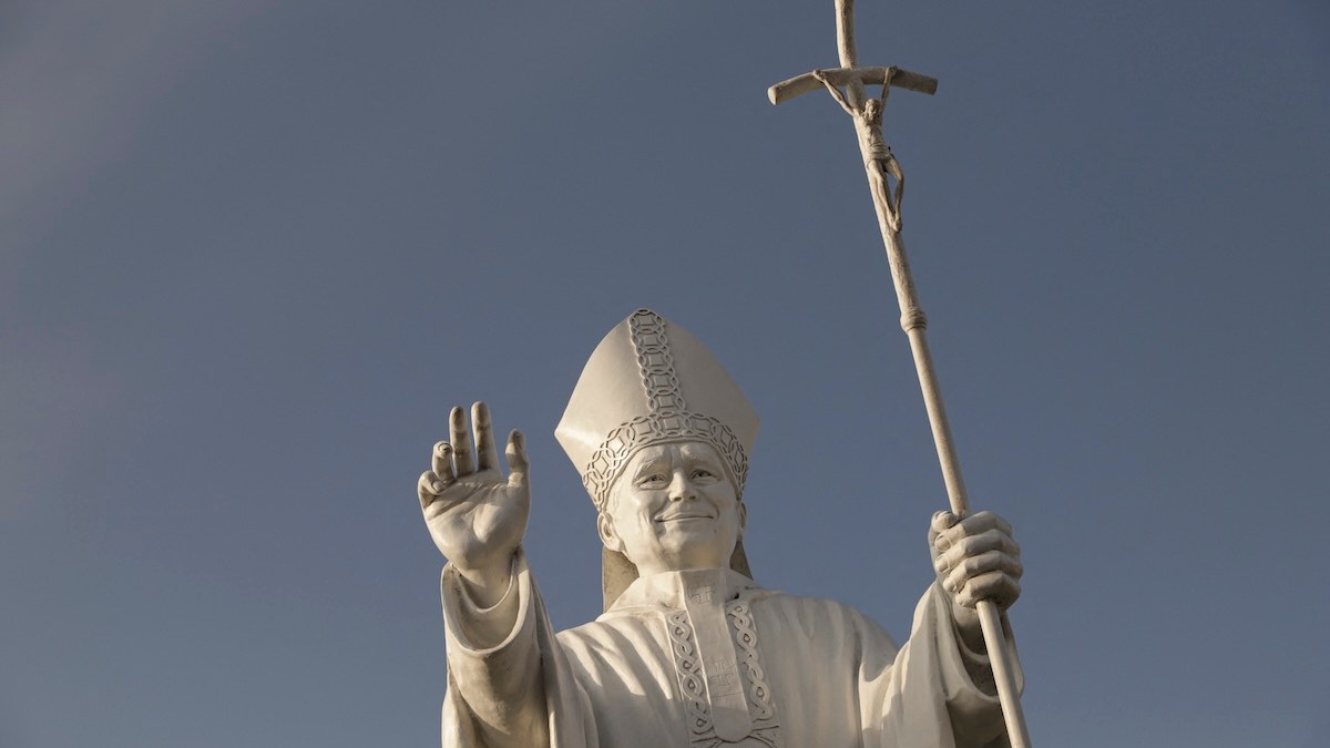 chiclayo-statue2.jpg