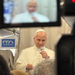El Papa León comparte un libro que revela “quién es Prevost”