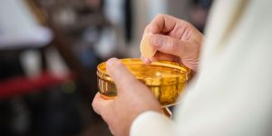 ¿El sacerdote puede negar la comunión en algún caso?
